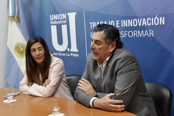 El flamante presidente de la UIGLP, Alejandro Campodónico, junto a la mandataria saliente, Eugenia Ctibor. (Foto: Daiana Giménez)
